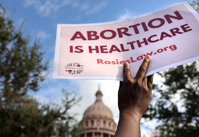 텍사스 오스틴의 텍사스주 의사당에서 낙태금지법에 반대하는 시위대들이 피켓을 들고 있다./AFP연합뉴스