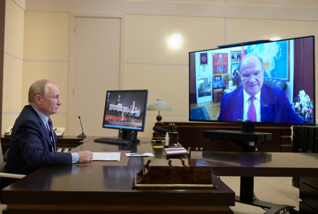 블라디미르 푸틴(왼쪽) 러시아 대통령이 6일(현지 시간) 모스크바 외곽의 관저에서 화상을 통해 에너지 관련 대책 회의를 하고 있다. /로이터연합뉴스
