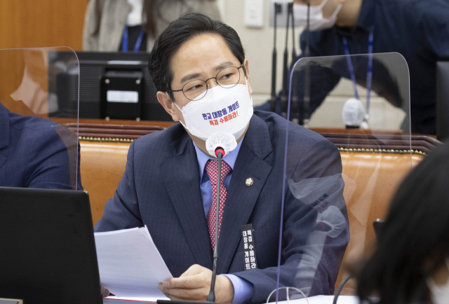 국민의힘 박수영 의원이 10월 6일 국회에서 열린 정무위원회의 금융위원회의에 대한 국정감사에서 질의하고 있다. /국회사진기자단