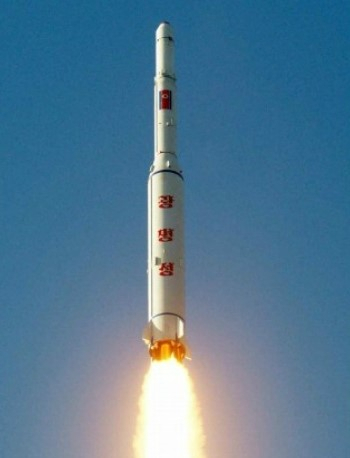 북한이 지난 2016년 2월 7일 발사한 '광명성 4호'로켓의 모습. 북한은 지구관측용 로켓 발사라고 주장하고 있지만 해당 로켓을 통해 ICBM 개발을 위한 대기권 재진입 기술을 시험했을 가능성도 있다. /조선중앙TV 방송화면 캡처