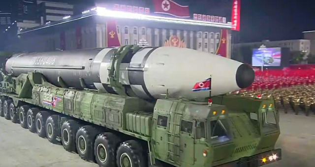 북한이 지난 2020년 10월 10일 노동당창건기념일 열병식에서 선보인 신형 ICBM의 모습/조선중앙TV 녹화중개화면 캡쳐