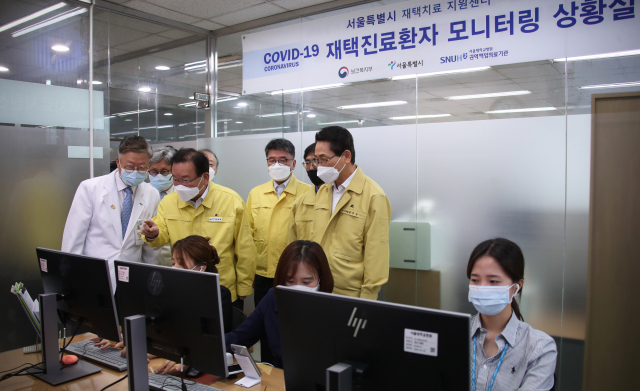 김부겸 국무총리가 8일 서울 종로구 서울대학교병원에 마련된 서울시·서울대학교병원 재택치료지원센터를 방문해 재택치료환자 모니터링 상황실을 점검하고 있다./연합뉴스