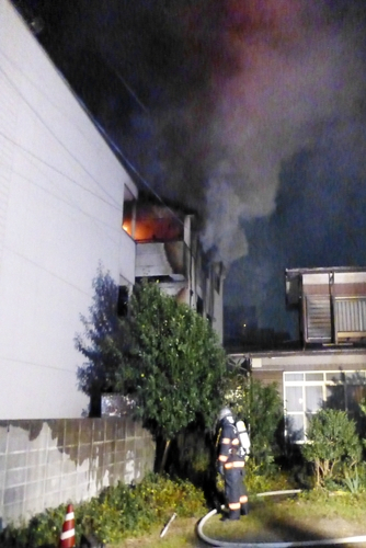 7일 오후 일본 수도권에 강한 지진이 발생한 가운데 8일 오전 사이타마현의 한 주택에 화재가 발생해 소방관이 현장에서 대응 중이다./교도연합뉴스