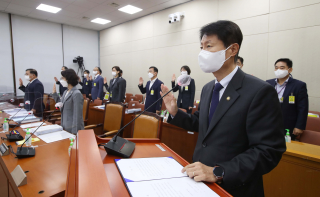 김강립(오른쪽) 식품의약품안전처장이 8일 서울 여의도 국회에서 열린 보건복지위 국정감사에서 증인 선서를 하고 있다./국회사진기자단