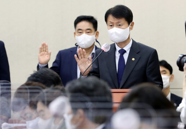 김강립(오른쪽) 식품의약품안전처장이 8일 서울 여의도 국회에서 열린 보건복지위 국정감사에서 증인 선서를 하고 있다./국회사진기자단