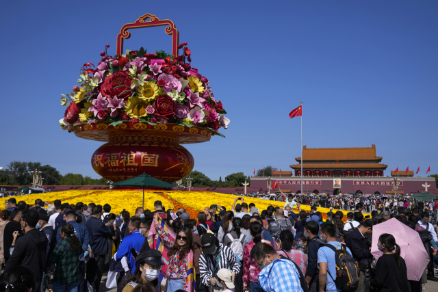 지난 1일 중국 베이징의 톈안먼 광장에 관광객들이 밀집해 있다. /AP연합뉴스