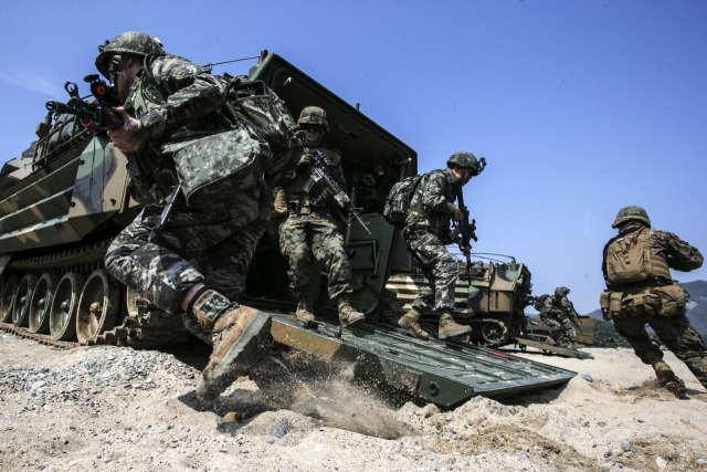 해병대 장병들이 지난 2015년 3월 30일 '쌍룡훈련'에서 상륙돌격장갑차를 통해 하차하고 있다. /사진제공=해병대