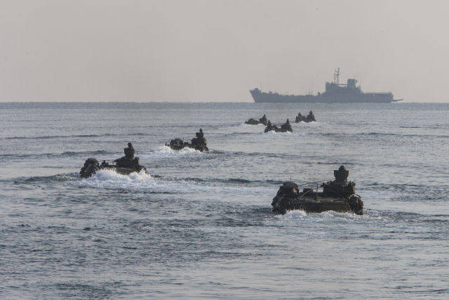 지난 2014년 11월 18일 해병대 상륙훈련에서 상륙돌격장갑차가 상륙함에서 나와 해안으로 돌격하고 있다/사진제공=해병대