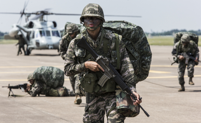 2015년 6월 29일 해병대 1사단이 실시한 '완벽한 결정적 행동'작전에서 장병들이 헬기를 타고 상륙지점에 내리고 있다. /사진제공=해병대