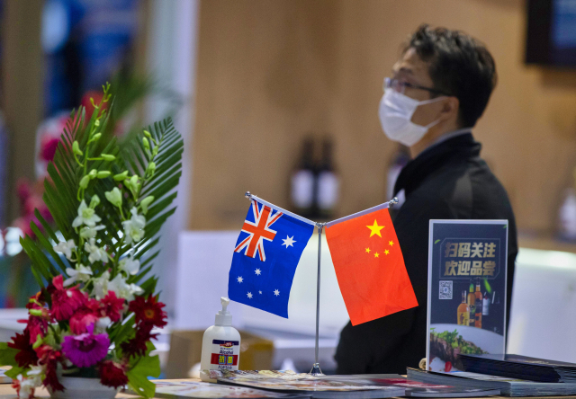지난해 11월 상하이에서 열린 중국 국제수입박람회에서 한 남성이 호주 부스를 둘러보고 있다. /EPA연합뉴스