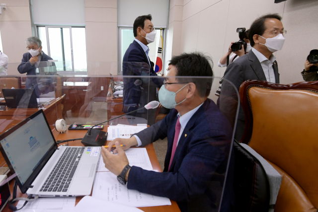 8일 오전 서울 여의도 국회에서 열린 국토교통위원회의 한국도로공사 등에 대한 국정감사에서 강준현·김교흥 더불어민주당 의원이 국민의힘의 대장동 개발 사업 질의에 피감기관에 대한 질의를 요청하며 논쟁을 벌이다 자리를 나서고 있다./권욱 기자