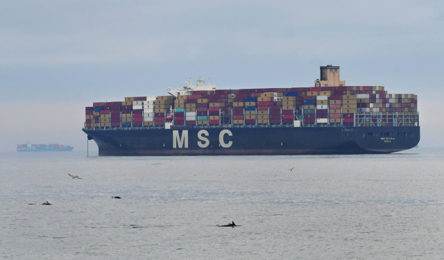 선사 MSC의 화물선이 컨테이너를 가득 실은 채 미국 캘리포니아의 로스앤젤레스(LA) 항구 입항 순서를 기다리고 있다. /AFP연합뉴스