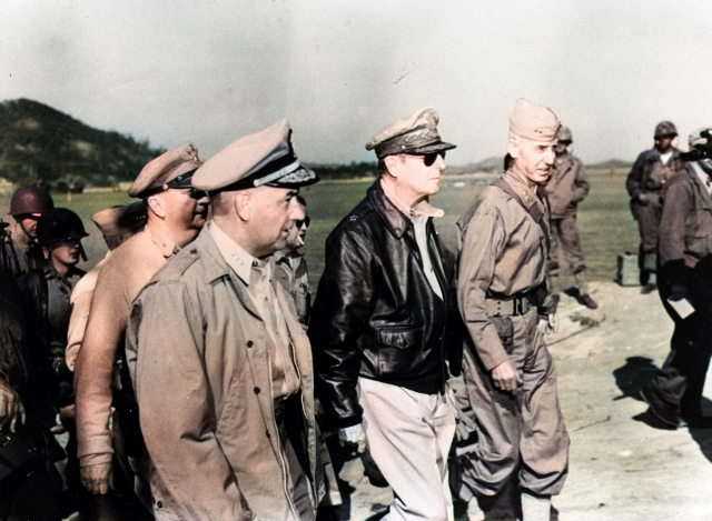 연합군사령관 더글라스 맥아더 장군(앞줄 왼쪽 두번째)이 1950년 9월 16일 인천상륙작전을 성공시켜 인천항 일대를 둘러보고 있다. 흑백원본 사진을 서울경제신문이 컬러이미지로 변환했다. (사진출처=미 해군 역사및 문화유산 사령부)