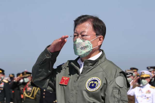 문재인 대통령이 1일 경북 포항 영일만 해상에서 연합상륙작전의 기함 역할을 맡은 마라도함에 탑승해 국군의 날 기념식에 임하고 있다. /포항=연합뉴스