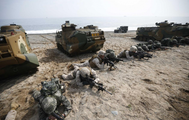 2014년 한미연합상륙훈련에서 한미 장병들이 상륙돌격장갑차의 엄호를 받으며 해안을 점거하고 있다. /사진출처=미 해병대