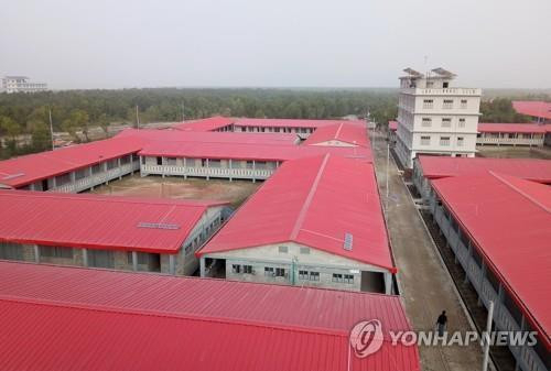 방글라데시 정부가 제공한 로힝야족 난민 캠프의 거주 시설. /연합뉴스