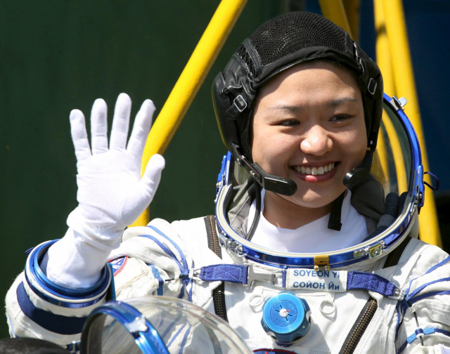 한국 최초의 우주비행사인 이소연이 2008년 4월 8일 카자흐스탄 바이코누르 우주기지에서 러시아 소유즈 로켓에 탑승하기 전 손을 흔들고 있다. /연합뉴스