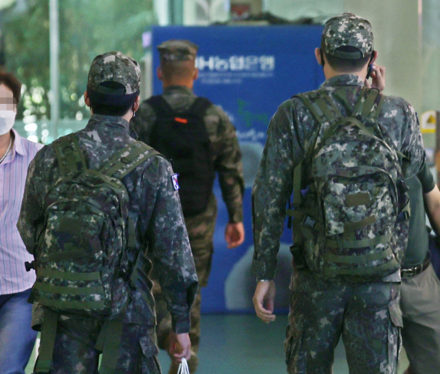 3일 오후 서울 광진구 동서울터미널 앞에서 군인들이 이동하고 있다./연합뉴스
