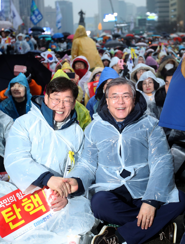 이재명 경기도지사가 지난 2017년 3월 서울 광화문광장에서 ‘박근혜정권 퇴진 비상국민행동’ 주최로 열린 ‘박근혜 구속 만세! 탄핵인용 만세! 박근혜 퇴진 18차 범국민행동의날’ 집회에 문재인 대통령과 함께 참석해있다. / 연합뉴스