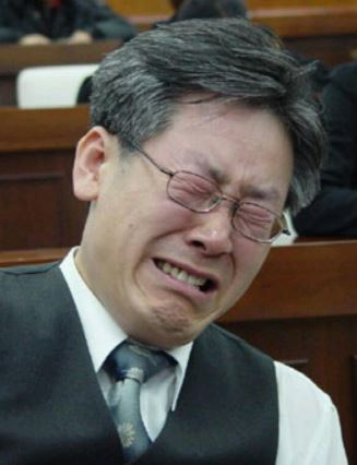 10일 서울 송파구 올림픽공원에서 열린 더불어민주당 제20대 대통령 선거 서울지역 합동연설회에서 대선후보로 이재명 경기도지사가 선출됐다. 2004년 성남시립의료원 설립 및 운영에 관한 조례가 성남시의회에서 47초만에 부결되자 본회의장에서 오열하는 모습./연합뉴스