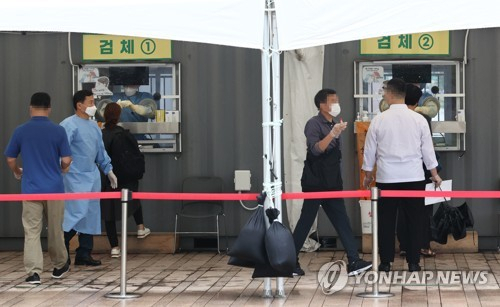 9일 오전 서울시청 앞 서울광장 임시선별검사소를 찾은 시민들이 검사를 받고 있다. /연합뉴스