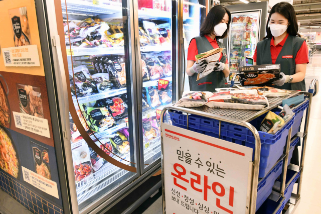 홈플러스 상반기 공개채용 인턴십 과정을 거쳐 최종 합격한 신입사원 2명이 서울 마포구 성산동 홈플러스 월드컵점에서 온라인 주문 상품 피킹 교육을 받고 있다./사진 제공=홈플러스