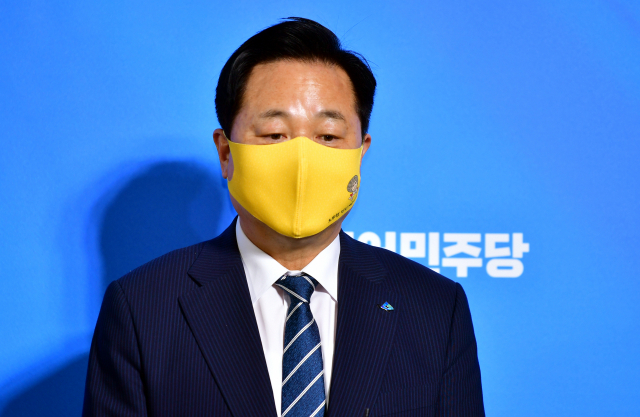 김두관 더불어민주당 의원이 지난달 25일 광주 김대중컨벤션센터에서 열린 민주당 광주·전남 지역 경선 결과가 발표된 뒤 인터뷰를 하고 있다. / 권욱 기자
