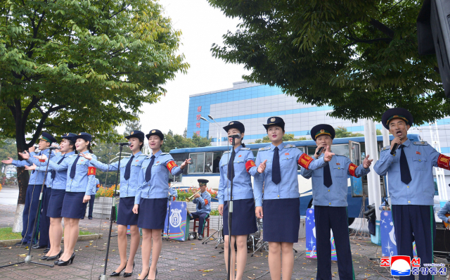 북한이 당창건 76주년을 맞아 뜻깊게 경축하고 각지에서 다채로운 경축공연들이 진행됐다고 조선중앙통신이 11일 보도했다. /연합뉴스