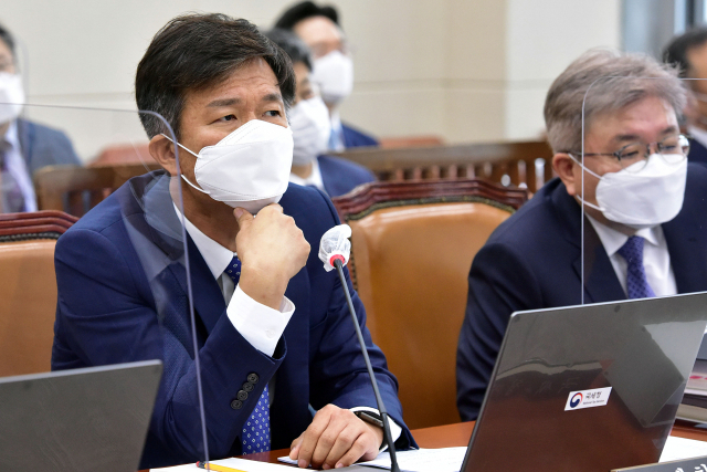 8일 국회 기획재정위원회의 국세청 등에 대한 국정감사에서 김대지 국세청장이 질문받고 있다. /연합뉴스