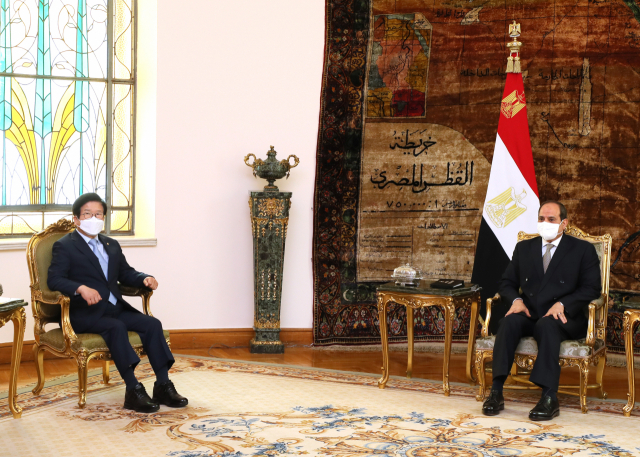 박병석(왼쪽) 국회의장이 10일(현지시간) 이집트 카이로 대통령궁에서 압델 파타 엘시시 이집트 대통령을 만나 면담하고 있다 / 사진제공=국회의장실