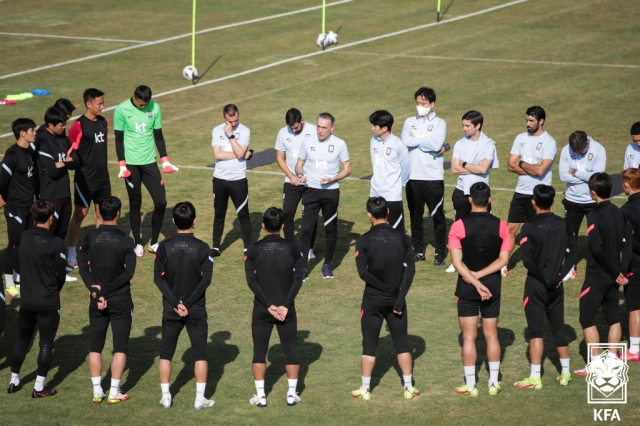 한국 축구대표팀이 11일(한국 시간) 이란 대표팀 훈련센터에서 첫 훈련에 앞서 파울루 벤투 감독의 지시를 받고 있다. /사진 제공=대한축구협회