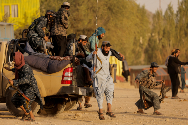지난 8일(현지 시간) 아프가니스탄 수도 카불에서 탈레반 대원들이 차에서 내리고 있는 모습./로이터연합뉴스