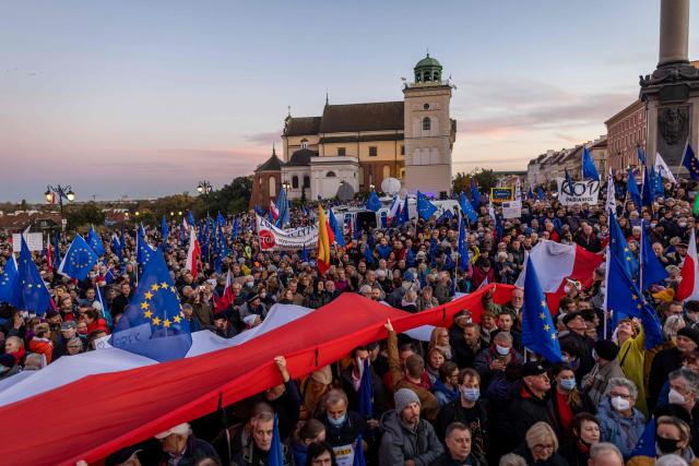 10일(현지 시간) 폴란드 바르샤바 중앙광장에 모인 시민들이 유럽연합(EU) 깃발과 폴란드 국기를 함께 흔들며 ‘친EU’ 시위를 벌이고 있다. 최근 폴란드 헌법재판소가 EU의 조약·결정보다 폴란드 헌법이 우위라는 결정을 내리자 폴란드 내에서는 폴란드의 EU 탈퇴를 뜻하는 '폴렉시트(Polexit)'에 대한 우려가 커지고 있다. /AFP연합뉴스