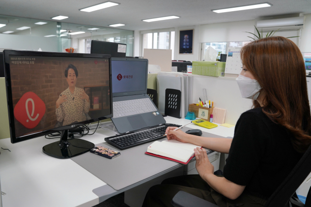 롯데건설 직원이 지난 7일 온라인을 통해 '2021년 여성 인재 리더십 포럼' 강의를 듣고 있다. /사진제공=롯데건설