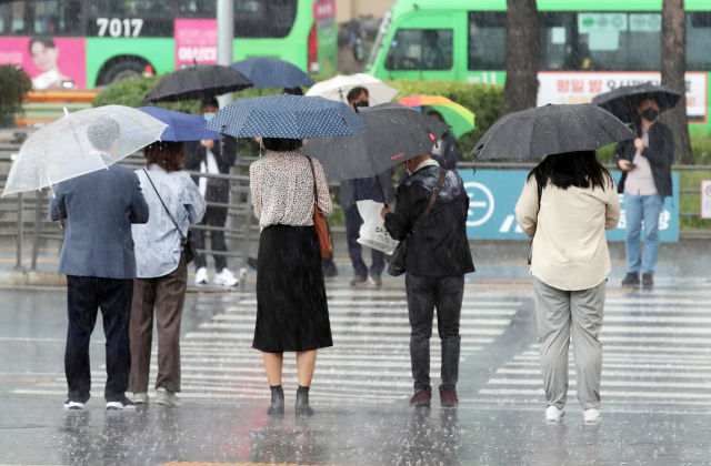 [오늘의 날씨] 흐리고 곳곳 빗방울...출근길 쌀쌀