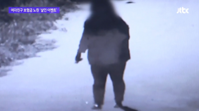 전남 화순의 한 펜션에서 한 여성이 피투성이가 된 채 산길을 내려오고 있다. /JTBC방송 캡처