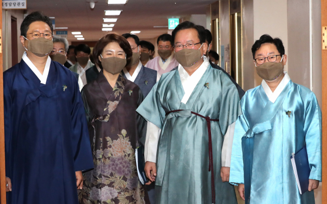 김부겸 국무총리와 국무위원들이 12일 정부서울청사에서 열린 국무회의에 한복을 입고 참석하고 있다. 앞줄 오른쪽부터 박범계 법무부 장관, 김부겸 국무총리, 한정애 환경부 장관, 황희 문체부 장관./연합뉴스