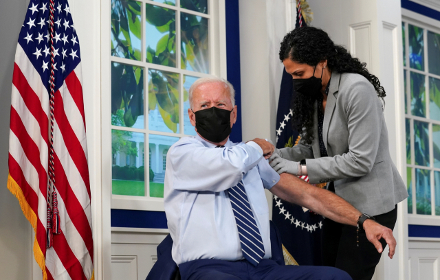 조 바이든 미국 대통령이 지난달 27일(현지시간) 백악관 아이젠하워 행정동의 사우스코트 오디토리엄에서 신종코로나바이러스 감염증(코로나19) 백신의 부스터샷(추가 접종)을 맞고 있다. /로이터연합뉴스