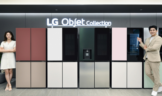 LG전자 모델이 서울 서초구 LG전자 베스트샵 서초본점에서 필요에 따라 디자인과 기능을 선택할 수 있는 LG 오브제컬렉션 상냉장 하냉동 제품들을 소개하고 있다./사진 제공=LG전자