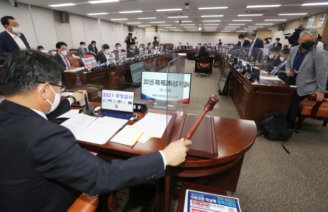 이헌승 국토교통위원장이 지난 5일 세종시 정부청사에서 열린 국토교통위원회 국정감사에서 정회를 선언하기 위해 의사봉을 두드리고 있다. / 연합뉴스