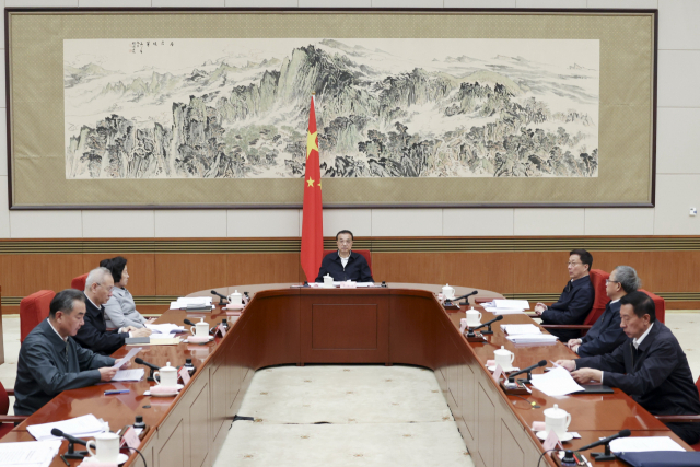 중국 국가에너지위원회 회장인 리커창(가운데) 총리가 지난 9일(현지 시간) 중국 수도 베이징에서 위원회 회의를 주재하고 있다. /신화연합뉴스