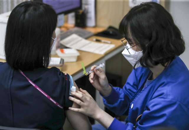 12일 오후 서울 중구 국립중앙의료원 중앙예방접종센터에서 치료병원 종사자가 백신 접종을 받고 있다. /이호재 기자