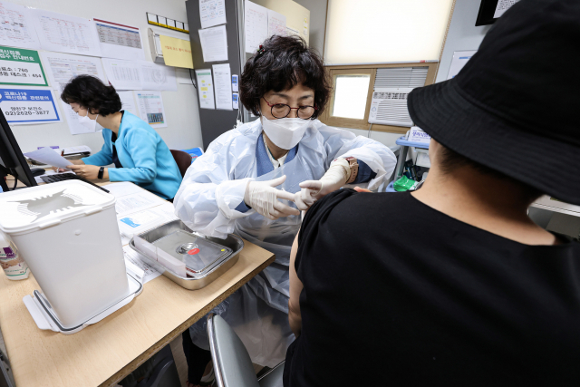 서울 양천구 홍익병원에서 한 시민이 모더나 백신을 접종받고 있다./연합뉴스