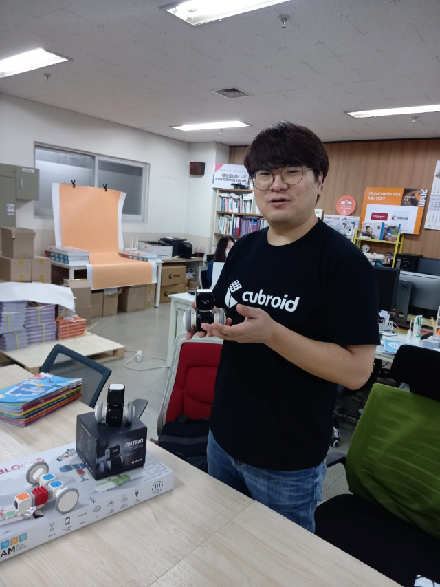 신재광 큐브로이드 대표가 경기도 부천 춘의테크노파크 2동 사무실에서 AI로봇 '아티보'에 대해 설명하고 있다.