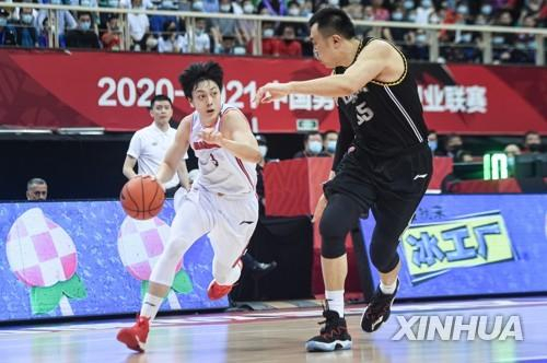 중국 농구선수 후밍쉬안이 5월 1일 경기에서 드리블을 하고 있다. /신화연합뉴스