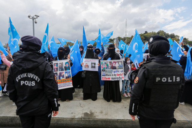 지난 1일 터키 이스탄불에서 위구르족들이 반중 시위를 벌이고 있다. /로이터연합뉴스