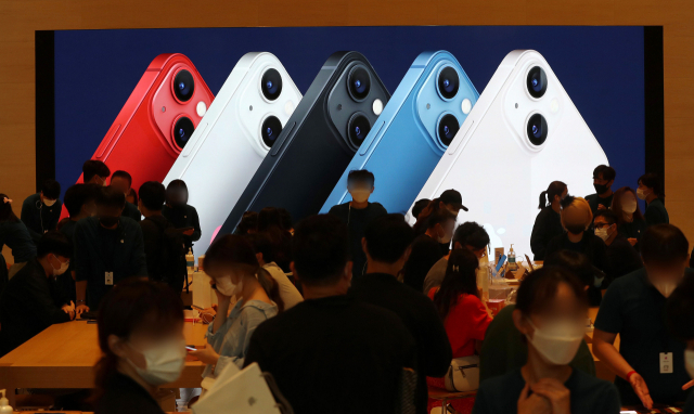 애플 신형 스마트폰인 아이폰13 시리즈 판매가 시작된 8일 오후 서울 강남구 가로수길 애플스토어에서 시민들이 제품을 살펴보고 있다. /연합뉴스