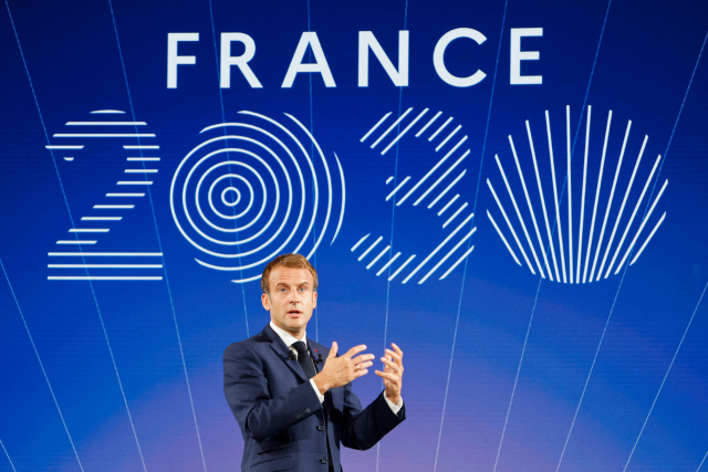 에마뉘엘 마크롱 프랑스 대통령이 12일(현지시간) 수도 파리의 대통령 집무실에서 소형모듈원자로와 전기차 등에 대규모로 투자하는 내용을 골자로 한 '프랑스 2030' 투자 계획을 발표하고 있다. ./ (파리 AFP=연합뉴스)