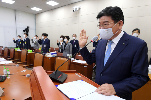 김용진 국민연금공단 이사장이 13일 오전 서울 여의도 국회에서 열린 국회 보건복지위원회의 국민연금공단에 대한 2021년도 국정감사에서 선서하고 있다./권욱 기자