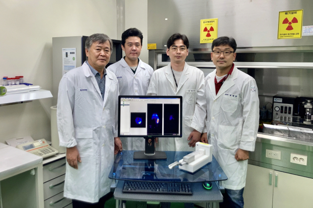 사이클로트론을 활용해 간에 축적되지 않고 종양에 도달하는 의료용 철 나노입자를 개발하는 데 성공한 한국원자력연구원 가속기동위원소개발실 연구진. 왼쪽부터 양승대 책임연구원, 최평석 박사후연구원, 이준영 선임연구원, 박정훈 실장. 사진제공=한국원자력연구원